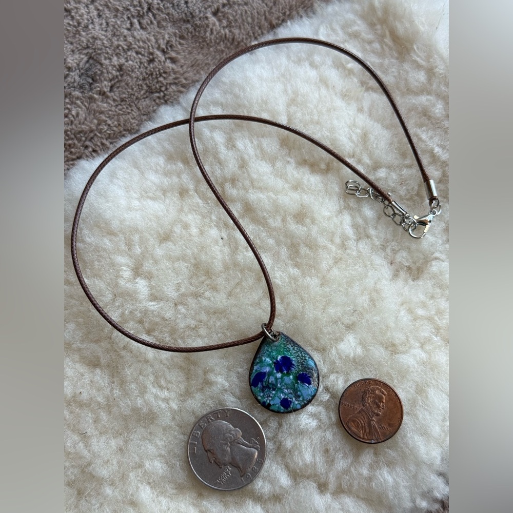 Vintage enameled copper small necklace that is reversible. Lovely - Picture 5 of 9